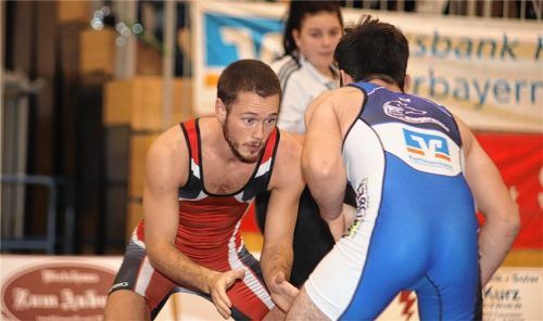 TVT-Ringer Peter Gnandt (rotes Trikot) steigerte sich im Laufe der Saison immer mehr. Foto Andreas Wittenzellner
