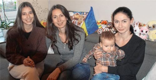 Versammelt zum Adventskaffee: (von links) Olha, Alla, Marina mit Baby Jegor sind dankbar für die Unterstützung, die sie in Deutschland bekommen. Foto Sönmez