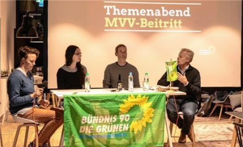 Victoria Broßart, Mitglied im Landesausschuss der Grünen (Zweite von links), und Dr. Markus Büchler, Landtagsabgeordneter der Grünen (Zweiter von rechts), diskutierten über die Frage, inwieweit ein Beitritt zum MVV ein Beitrag zur Verkehrswende sein könnte. Gastgeber des Themenabends sind die Sprecher des Ortsverbandes, Antonia Heil (links) und Robert Lappy (rechts).Foto Thomae
