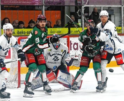Viel Aufwand, wenig Ertrag: Gegen Weiden erzielten die Starbulls Rosenheim erneut nur ein Tor.Foto Hans-Jürgen Ziegler