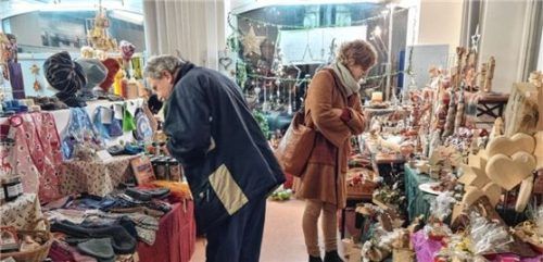 Viel Kunsthandwerk: Die weihnachtliche Produktpalette im Haus des Gastes ist groß. Foto Ammelburger