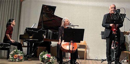 Vielfältiges Zusammenspiel: (von links) Yume Hanusch, Birgit Saßmannshaus und Sprecher Michael AtzingerFoto  Janeczka