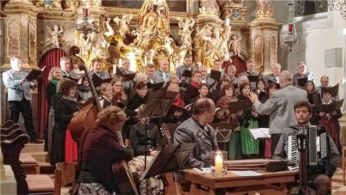 Vielstimmiges Singen in der Rohrdorfer Pfarrkirche. Foto re