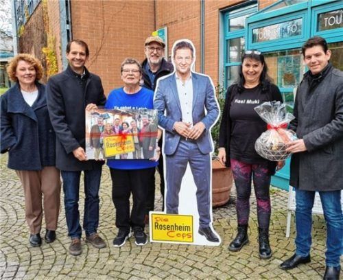 VKR-Geschäftsführer Florian Englert (rechts) und Oberbürgermeister Andreas März (Zweiter von links) sowie die Mitarbeiter der TI Cornelia Fritz (links) und Stefan Kürschner (Mitte) gratulieren den Gewinnerinnen Carmen Strack (Zweite von rechts) und Ingrid Treibig.Foto VKR