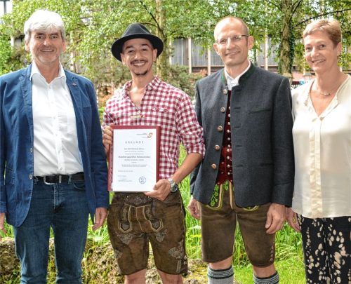 Voller Stolz bei der Übergabe der Urkunde zum Holztechniker: (von links) Klassenleiter Franz Josef Gehr, Said Ashour, Josef Oberniedermaier, Schulleiter der Fachschule, und Bärbel Marx, Schulleiterin des BSZ Rosenheim. Foto Re