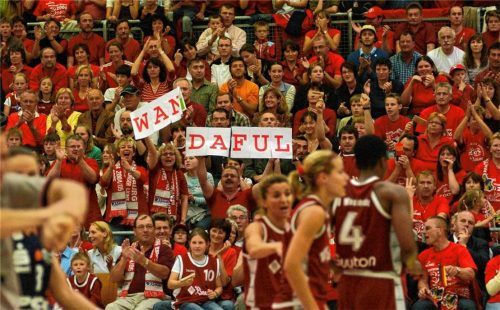 Vorbei: In Play-off-Finalzeiten mutierte die Badria-Halle in Wasserburg zur „Hölle des Südens“.Foto Hans-Jürgen Ziegler