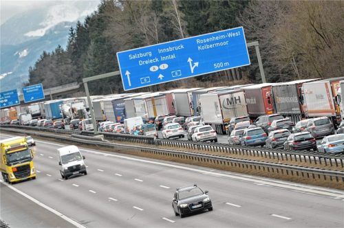 Vorm Verkehrs-Infarkt: Blockabfertigungstag im Inntal. Foto dpa