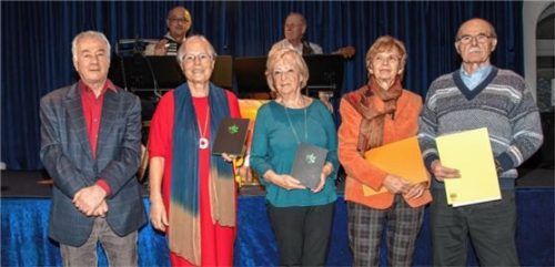 Vorsitzender Albin Stieber (von links) ehrt Marie Riesner, Heide Gössl, Annette Beyreuther und Rudolf Ried. Im Hintergrund sorgt das „Duo Soprani“ für Unterhaltung. Foto Naturfreunde