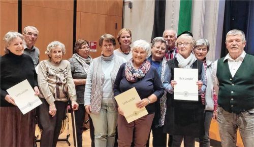 Vorsitzender Kurt Möser (rechts) ehrte für 25 Jahre Mitgliedschaft im Verein: (von links) Karin Berndl, Werner Franz, Anna Lechner, Ingrid Hanzig, Christine Reimeier, Heidi Schwaiger, Dorith Schartner, Ilse Rothmeier, Otto Neumann, Gudrun Weidinger und Friederike Schiffmann. Foto re