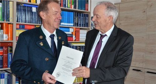 Vorsitzender Richter Dr. Johannes Kammergruber (links), der Ende Dezember in den Ruhestand wechselt, erhält die Dankesurkunde des bayerischen Justizministers von Landgerichtspräsident Professor Dr. Ludwig Kroiß. Foto kretzmer