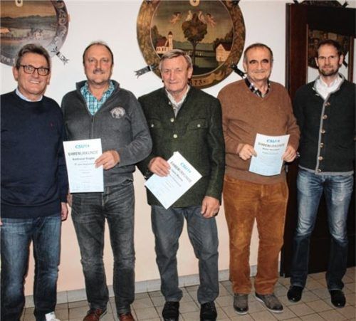 Walter Neumayer (Zweiter von rechts) und Hans Maurer (Mitte) sind seit 50 Jahren und Balthasar Kogler seit 25 Jahren Mitglied. Die Ehrung nahmen der CSU-Ortsvorsitzende Peter Moser (links) und sein Stellvertreter Peter Dräxl (rechts) vor. Foto  Steffenhagen