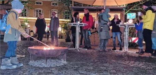 Weihnachtliche Stimmung spendeten auch die Feuerschalen. Foto Ammelburger