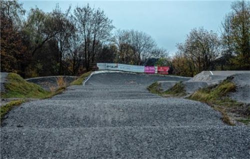 Wer sich am Start vom Pulk absetzen kann, hat auf der Strecke die freie Entscheidung über die Fahrtaktik: Von Hügel zu Hügel springen oder wheelen, sprich sie auf dem Hinterrad zu durchfahren.