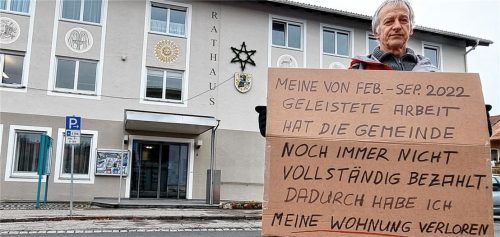 Wochenlang stand Andreas Sanders mit einem Pappschild vor dem Bad Endorfer Rathaus, beschuldigte die Gemeinde, für den Verlust seiner Wohnung verantwortlich zu sein. Die Gemeinde reagierte mit einem eigenen Schild. Beide Schilder und Sanders sind aus dem Straßenbild verschwunden. Foto Rosi Ammelburger