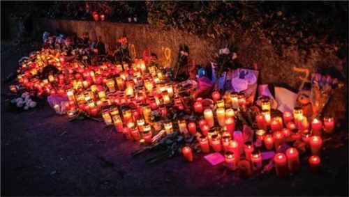 Zahlreiche Kerzen brennen am Tatort. Foto dpa
