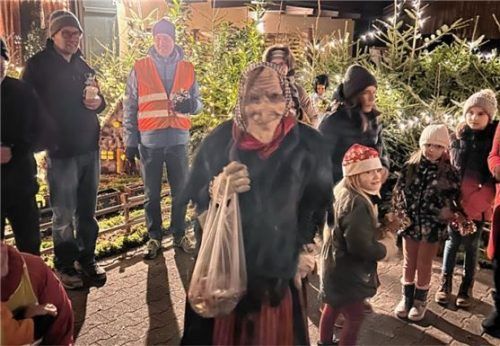 Zahlreiche Kleinigkeiten verteilt die Winterhexe Vogta an die jungen Besucher.Foto re