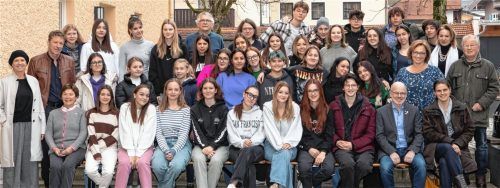 Zum Schüleraustausch mit der italienischen Partnergemeinde Valdagno gehört traditionell ein Gruppenfoto als Erinnerung dazu. Zweiter Bürgermeister Michael Anner (Zweiter von rechts, vorne) begrüßte die Gäste. Betreut wurden sie unter anderem von (von links, vorne) Realschuldirektorin Andrea Dorsch, LTG-Direktor Andreas Schaller, Dolmetscherin Margherita Reuter sowie (von rechts, vorne) LTG-Lehrerin Kerstin Behr, (dahinter) Gerold Schwarzer und Sonja Werner vom Partnerschaftskomitee. Ihre Eindrücke vom Schüleraustausch schilderte unserer Zeitung unter anderem die LTG-Schülerin Laura (vorne, Fünfte von rechts). Foto Berger
