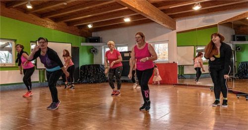 Zumba: Beim Tanzen auspowern ist nicht nur etwas für ganz junge Leute, wie Heidi Oberloher (vorne links) und Verena Nowak (rechts) mit ihren Kursteilnehmerinnen bewiesen.
