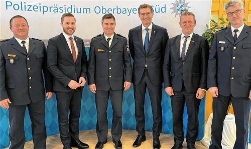 Zur Amtseinführung trafen sich (von links) Leitender Polizeidirektor Robert Anderl, Rosenheims Zweiter Bürgermeister Daniel Artmann, Polizeipräsident Manfred Hauser, Kriminaldirektor Hans-Peter Butz, Leitender Kriminaldirektor Bernd Hackl und Polizeivizepräsident Frank Hellwig. Foto pp oberbayern süd