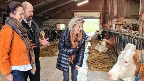 Zur Hofbesichtigung lud Kreisobmann Josef Andres (Mitte) die Kreisbäuerin Katharina Kern (links) und Bundestagsabgeordnete Daniela Ludwig ein.Foto re