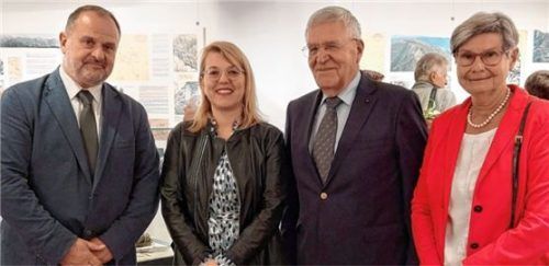 Zur Verleihung der Ehrenmitgliedschaft gratulieren (von links) Direktor Martin Šolar und die Staatssekretärin im Kabinett des Staatspräsidenten der Republik Slowenien, Dr. Kaja Širok, dem Oberst außer Dienst Manfred Benkel. Rechts im Bild Ehefrau Irene.Foto re