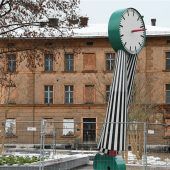 Diese Uhr am Bahnhofzeigt nicht die Zeit