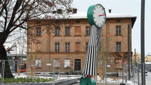 Zwölf Meter hoch ist die Kunstskulptur, die seit gestern den Südtiroler Platz schmückt. Foto Schlecker