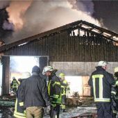 Zwölf Tiere verenden bei Brand eines Stallgebäudes in Gstadt