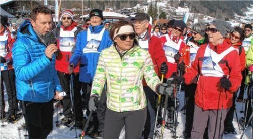 2016 fand die erste Schneeschuhnacht in Reit im Winkl statt. Patin Rosi Mittermaier marschierte an der Spitze der Teilnehmerschar.Foto Hauser
