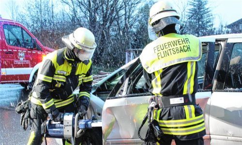 62 aktive Mitglieder gehören aktuell der Feuerwehr Flintsbach an. Das Foto zeigt eine Übung aus dem vergangenen Jahr. Fotos Steffenhagen