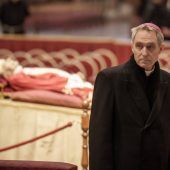 Was macht künftig der Privatsekretär Georg Gänswein? Missbrauchsklage: Fortsetzung mit Benedikts Erben