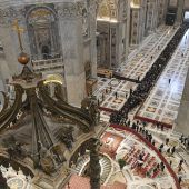 Zehntausende verneigen sich vor Benedikt