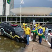 Brasilien: Anhänger von Jair Bolsonaro stürmen Kongress