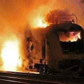 Brennende Geisterlok rollt auf Bahnhof zu