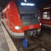 S-Bahn kollidiert mit Rollwagen