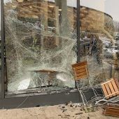 Auto kracht in Café des Rosenheimer Klinikums