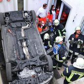 Pkw landet im Kellerschacht