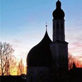Rundkirche im malerischen Sonnenaufgang