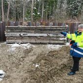 Hochwasserschutzmaßnahme für die Pullacher Au: Spundwand-Arbeiten in vollem Gang