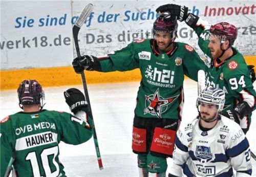 Aktuell die Paradereihe der Starbulls Rosenheim: Norman Hauner, Lukas Laub und Tyler McNeely. Foto  Hans-Jürgen Ziegler