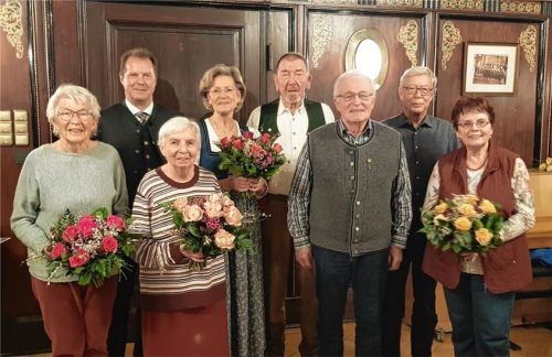 Alois Hundhammer (Zweiter von links) ehrt (von links) Emmi Klingberg, Annemarie Berger, Heide Hauser, Reiner Maras, Willi Huber, Werner Maurer und Gisela Klapper für treue Mitgliedschaft. Foto re