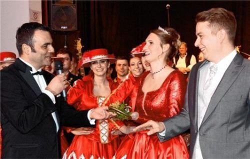 Alois Loferer bei der Übergabe des Rathausschlüssels.