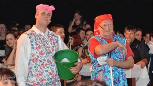 Als Reinigungskräfte verkleidet, ernteten Christoph Huber (links) und Wolfgang Seidl stürmischen Applaus für ihre Einlagen rund um das Ortsgeschehen.Foto Niessen