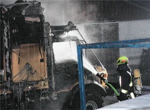 Am Mittwochmorgen stand ein landwirtschaftlicher Stadel mit mehreren Fahrzeugen in Flammen. Foto Reisner