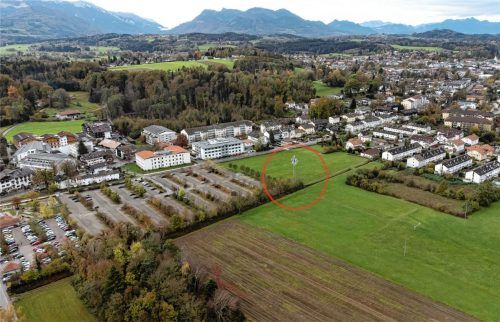 Am Parkplatz Hafen/Stock soll der neue Mobilfunkmast für den Bereich Prien/Stock stehen, da er von den acht untersuchten Varianten besonders vorteilhaft hinsichtlich Vorsorge und effizienter Versorgung ist. Zu diesem Schluss kam das Gutachten des Ingenieurbüros „funktech“, dessen Ausführungen sich der Marktgemeinderat einstimmig anschloss. Foto RE