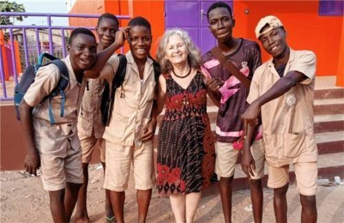Astrid Toda und einige Schulkinder freuen sich über das neue Schulhaus.Fotos re