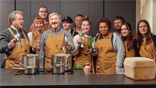Auf das gemeinsame Abendessen freuten sich: (von links) Klaus Stöttner, Astrid Fiebiger (KJSW), Simon Behringer, Thomas Bacher (KJSW), Moritz Schubert, Stefan Wagner (KJSW), Nina Weinzierl, Jannice Dada, Florian Späth, Johanna Rinser und Hannah Prumbs.Foto re