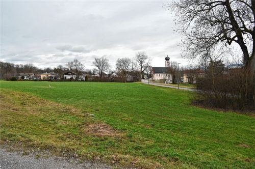 Auf dem 2,7 Hektar großen Grundstück an der Krainstraße in Oberwöhr sollen 165 Wohnungen für knapp 400 Einwohner entstehen. Foto Peter Schlecker