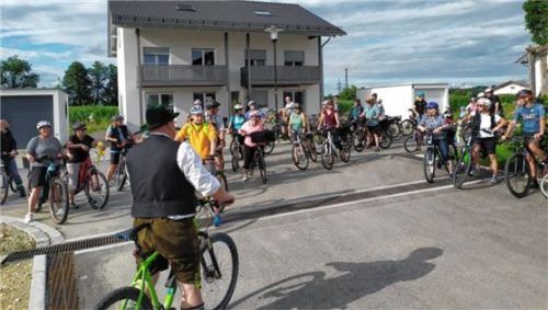 Auf Radltour mit Bürgermeister Stefan Adam (vorne) durch die Gemeinde Schechen.