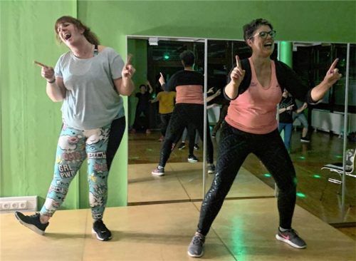 Ausgelassene Stimmung beim Abschluss der Kolbermoorer Rauhnacht-Fitnesstage: Hier bei „Zumba Gold“ mit den Trainerinnen Verena Nowak (links) und Heidi Oberloher.Foto re